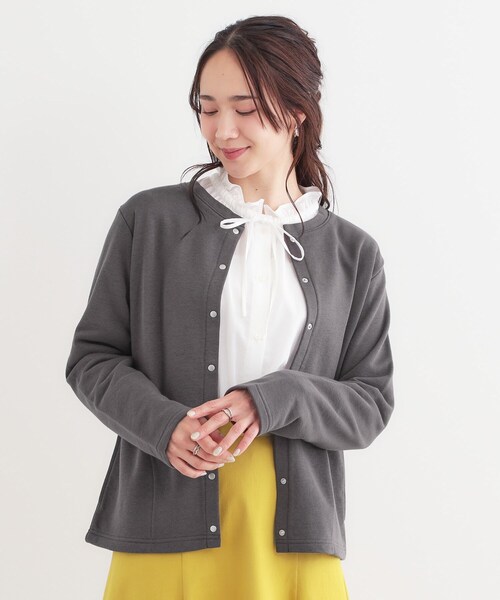 SHOO・LA・RUE（シューラルー）の「【洗える/S-LL】大人カジュアルコーデに ミニ裏毛スナップカーディガン（カーディガン/ボレロ・レディース・ライトグレー/ホワイト/ピンク系/チャコールグレー・01/04/03/02）」の9枚目の写真