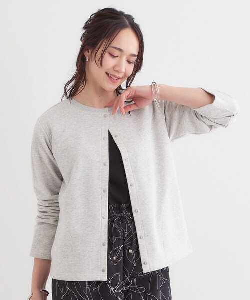 SHOO・LA・RUE（シューラルー）の「【洗える/S-LL】大人カジュアルコーデに ミニ裏毛スナップカーディガン（カーディガン/ボレロ・レディース・ライトグレー/ホワイト/ピンク系/チャコールグレー・01/04/03/02）」の13枚目の写真