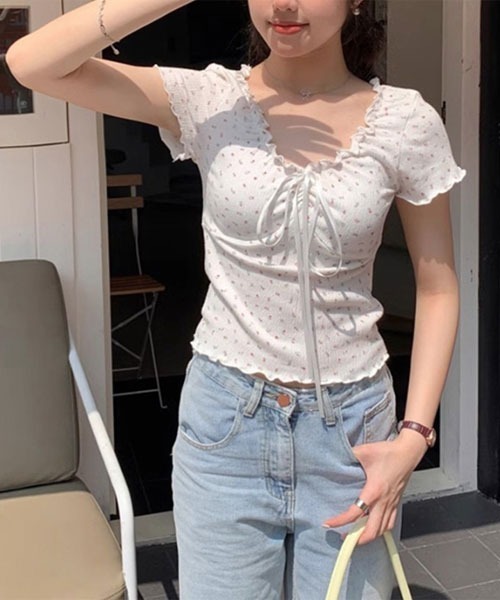 urge:(アージコロン )の「【URGE:】小花柄 ギャザー リボン カットソー(Tシャツ/カットソー・レディース・ホワイト/アイボリー・SMALL/MEDIUM/LARGE/X-LARGE)」の2枚目の写真