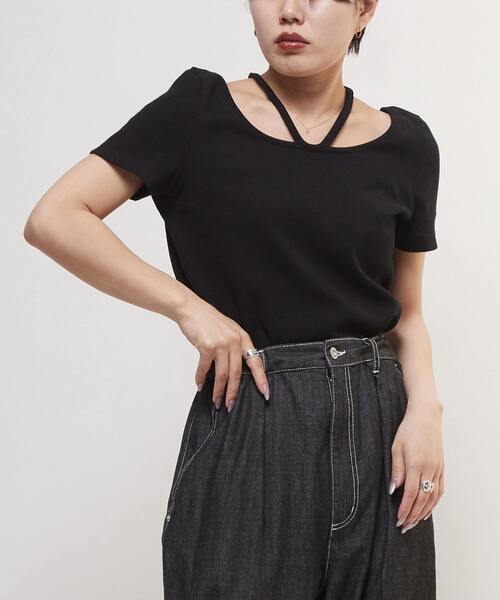 CONVERSE TOKYO(コンバーストウキョウ)の「HALTER NECK RIB TOP(Tシャツ/カットソー・レディース・ブラック/ブルー/グレー/ホワイト・FREE)」の2枚目の写真