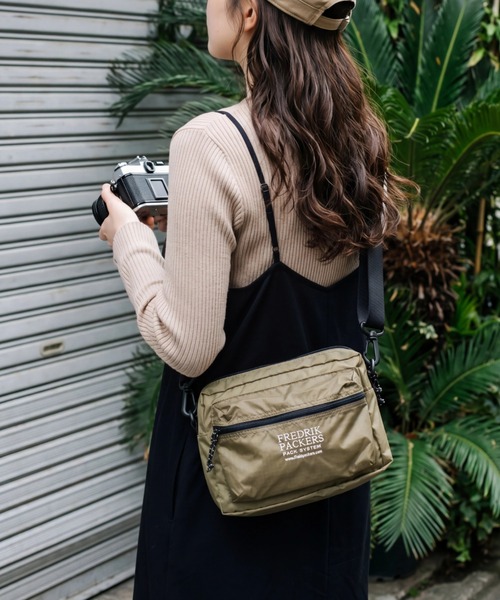 FREDRIK PACKERS(フレドリックパッカーズ)の「【FREDRIK PACKERS】210D ACCORD SHOULDER BAG <M> 210デニール アコード ショルダーバッグ Mサイズ(ショルダーバッグ・レディース・ブラック/ベージュ・MEDIUM)」の1枚目の写真