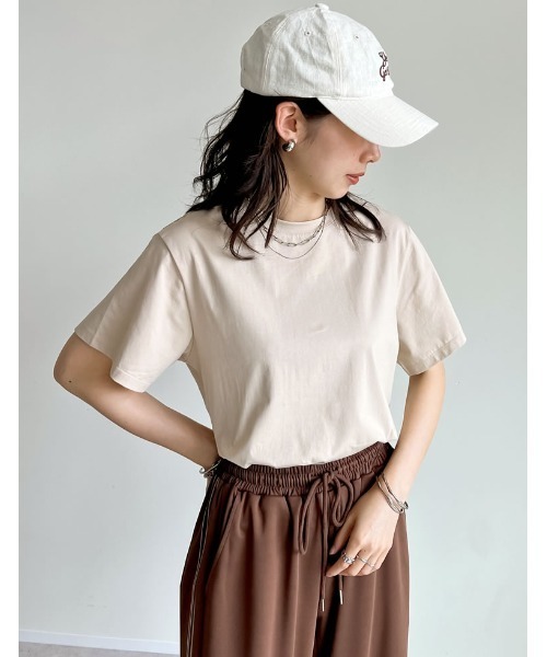 Re:EDIT（リエディ）の「[接触冷感]コットンブレンドスムース天竺ベーシックTシャツ（Tシャツ/カットソー・レディース・ブラック/グレイッシュベージュ/チャコールグレー/ホワイト/ボルドー/ワインレッド/ネイビー/ベージュ・MEDIUM/LARGE/X-LARGE）」の4枚目の写真