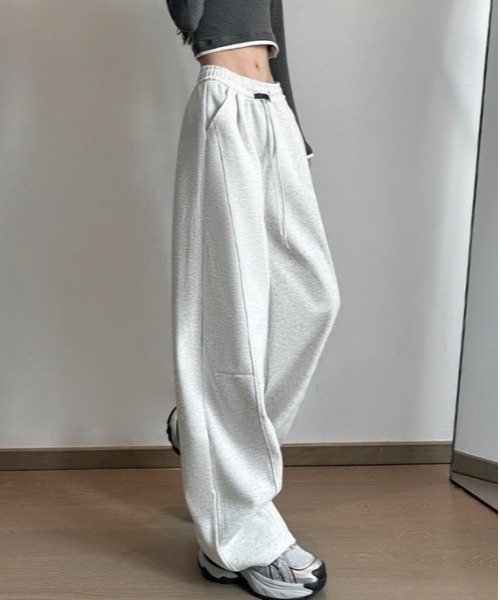 Teem Store(チームストア)の「ウエストタグデザインスウェットカーブパンツ(スウェットパンツ・レディース・オートミール/グレー/ブラック・M/L)」の4枚目の写真