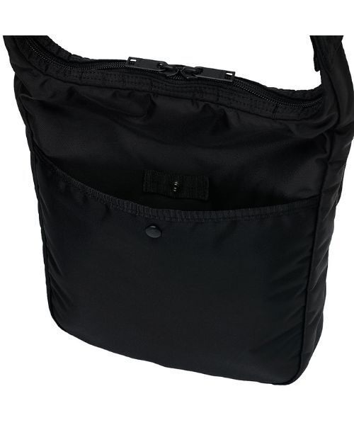PORTER(ポーター)の「フラッシュ ショルダーバッグ(ショルダーバッグ・メンズ・ブラック/ネイビー・FREE)」の6枚目の写真