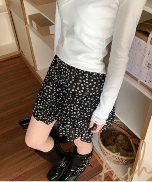 gossip!ロサンゼルス(ゴシップロサンゼルス)の「【Y2Kガーリー】フリルティアード花柄ミニスカート(スカート・レディース・ブラック・FREE)」の3枚目の写真