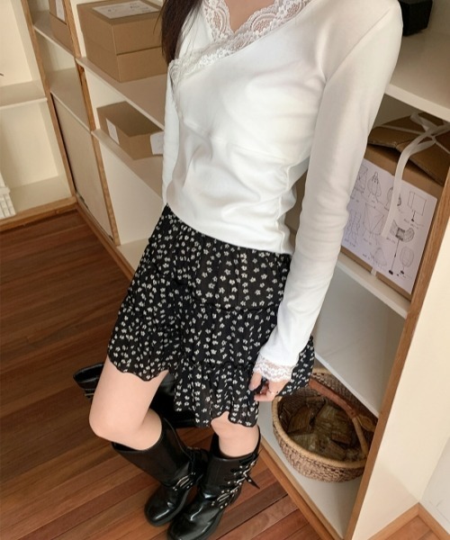gossip!ロサンゼルス(ゴシップロサンゼルス)の「【Y2Kガーリー】フリルティアード花柄ミニスカート(スカート・レディース・ブラック・FREE)」の5枚目の写真