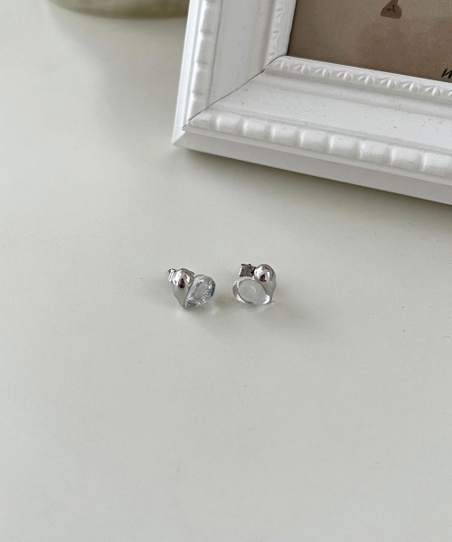CEMONEMO(セモネモ)の「ハーフ メタル クリア ハート ミニ ピアス(ピアス(両耳用)・レディース・ゴールド/シルバー・FREE)」の4枚目の写真