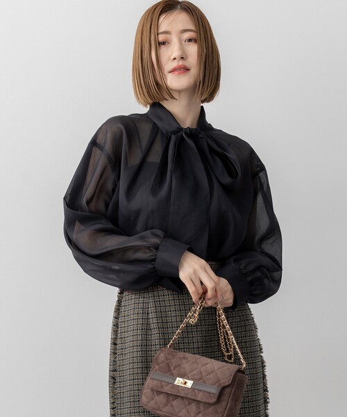 23区(ニジュウサンク)の「【見上愛さん着用/洗える】シアービエラ ボウタイ ブラウス(シャツ/ブラウス・レディース・ブラック系/ダルブルー系/アイボリー系・38)」の1枚目の写真