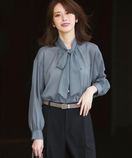 23区(ニジュウサンク)の「【見上愛さん着用/洗える】シアービエラ ボウタイ ブラウス(シャツ/ブラウス・レディース・ブラック系/ダルブルー系/アイボリー系・38)」の3枚目の写真