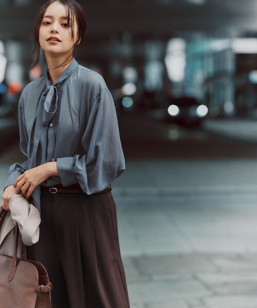 23区(ニジュウサンク)の「【見上愛さん着用/洗える】シアービエラ ボウタイ ブラウス(シャツ/ブラウス・レディース・ブラック系/ダルブルー系/アイボリー系・38)」の5枚目の写真