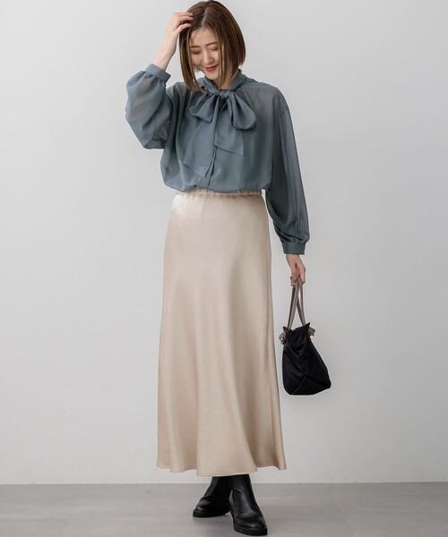 23区(ニジュウサンク)の「【見上愛さん着用/洗える】シアービエラ ボウタイ ブラウス(シャツ/ブラウス・レディース・ブラック系/ダルブルー系/アイボリー系・38)」の7枚目の写真