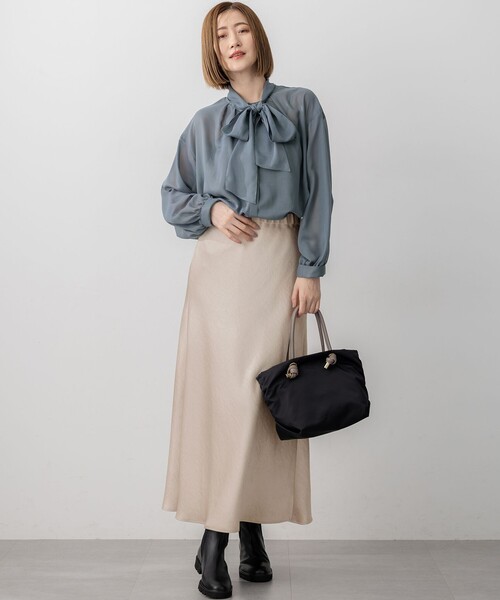 23区(ニジュウサンク)の「【見上愛さん着用/洗える】シアービエラ ボウタイ ブラウス(シャツ/ブラウス・レディース・ブラック系/ダルブルー系/アイボリー系・38)」の8枚目の写真