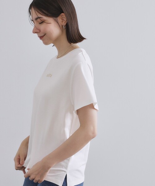 OPAQUE.CLIP(オペークドットクリップ)の「メタリック刺繍ロゴTシャツ【接触冷感/洗濯機洗い可】(Tシャツ/カットソー・レディース・ブラック/ブラウン系その他/ホワイト・38/40)」の4枚目の写真