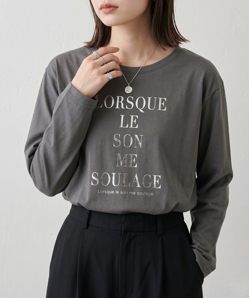 Mac-House(マックハウス)の「Idnes 箔ロゴプリント ロングスリーブTシャツ(Tシャツ/カットソー・レディース・グレー/ベージュ/オフホワイト・M)」の1枚目の写真