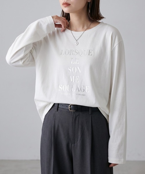 Mac-House(マックハウス)の「Idnes 箔ロゴプリント ロングスリーブTシャツ(Tシャツ/カットソー・レディース・グレー/ベージュ/オフホワイト・M)」の2枚目の写真