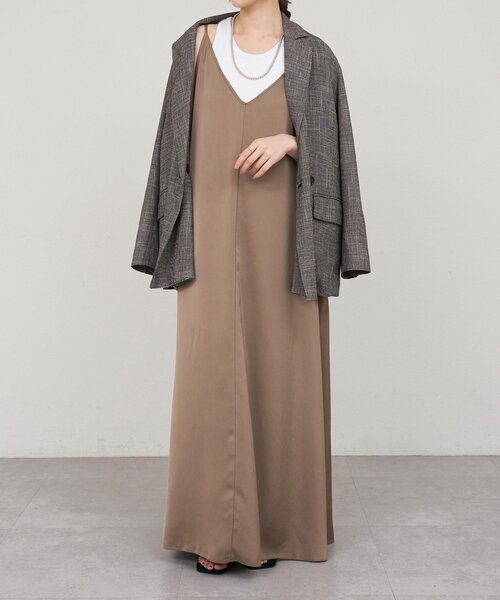 SHENERY（シーナリー）の「《サイズ展開》Vネックサテンキャミワンピース（ワンピース・レディース・ブラック/ブラウン・38/36）」の18枚目の写真