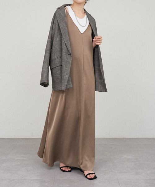 SHENERY（シーナリー）の「《サイズ展開》Vネックサテンキャミワンピース（ワンピース・レディース・ブラック/ブラウン・38/36）」の17枚目の写真