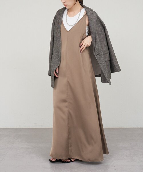 SHENERY（シーナリー）の「《サイズ展開》Vネックサテンキャミワンピース（ワンピース・レディース・ブラック/ブラウン・38/36）」の16枚目の写真