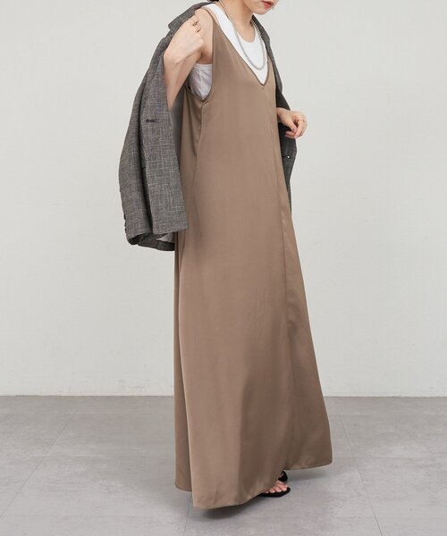 SHENERY（シーナリー）の「《サイズ展開》Vネックサテンキャミワンピース（ワンピース・レディース・ブラック/ブラウン・38/36）」の14枚目の写真