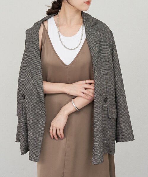 SHENERY（シーナリー）の「《サイズ展開》Vネックサテンキャミワンピース（ワンピース・レディース・ブラック/ブラウン・38/36）」の13枚目の写真