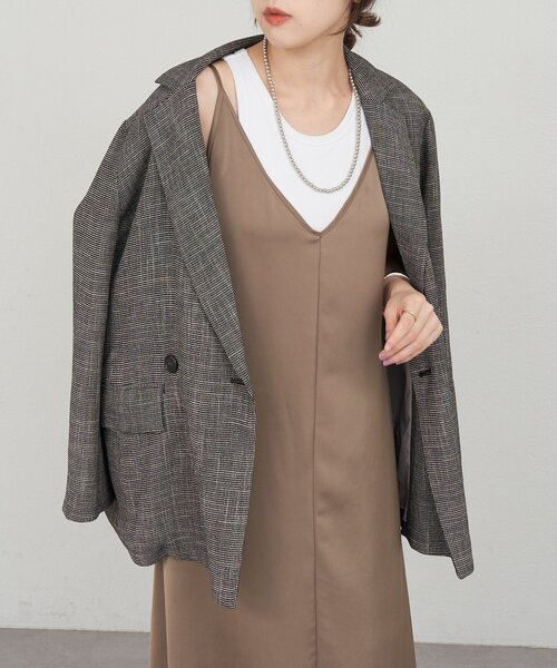 SHENERY（シーナリー）の「《サイズ展開》Vネックサテンキャミワンピース（ワンピース・レディース・ブラック/ブラウン・38/36）」の12枚目の写真