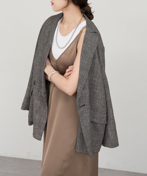 SHENERY（シーナリー）の「《サイズ展開》Vネックサテンキャミワンピース（ワンピース・レディース・ブラック/ブラウン・38/36）」の11枚目の写真