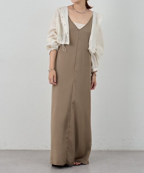 SHENERY（シーナリー）の「《サイズ展開》Vネックサテンキャミワンピース（ワンピース・レディース・ブラック/ブラウン・38/36）」の10枚目の写真