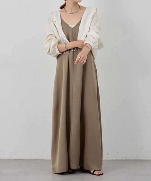 SHENERY（シーナリー）の「《サイズ展開》Vネックサテンキャミワンピース（ワンピース・レディース・ブラック/ブラウン・38/36）」の9枚目の写真