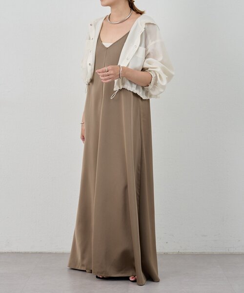 SHENERY（シーナリー）の「《サイズ展開》Vネックサテンキャミワンピース（ワンピース・レディース・ブラック/ブラウン・38/36）」の8枚目の写真