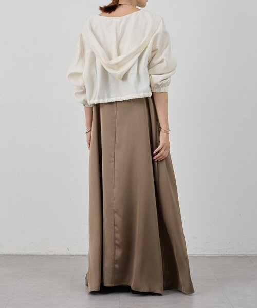 SHENERY（シーナリー）の「《サイズ展開》Vネックサテンキャミワンピース（ワンピース・レディース・ブラック/ブラウン・38/36）」の6枚目の写真