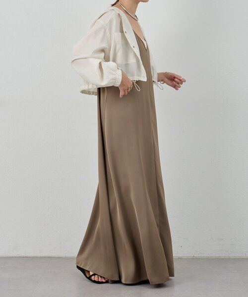 SHENERY（シーナリー）の「《サイズ展開》Vネックサテンキャミワンピース（ワンピース・レディース・ブラック/ブラウン・38/36）」の5枚目の写真