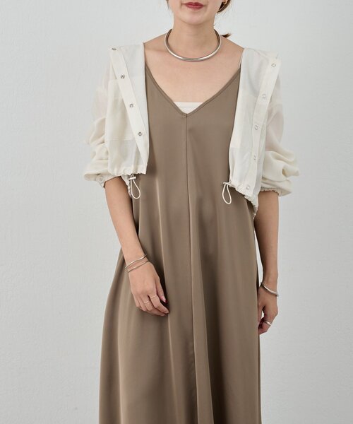 SHENERY（シーナリー）の「《サイズ展開》Vネックサテンキャミワンピース（ワンピース・レディース・ブラック/ブラウン・38/36）」の4枚目の写真