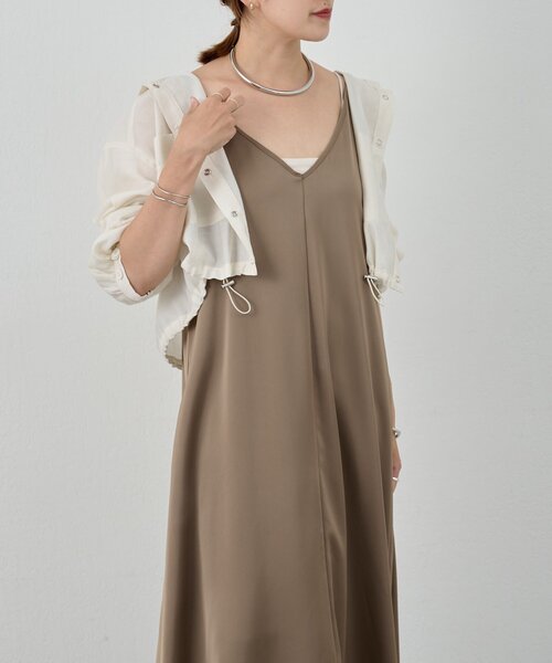 SHENERY（シーナリー）の「《サイズ展開》Vネックサテンキャミワンピース（ワンピース・レディース・ブラック/ブラウン・38/36）」の3枚目の写真