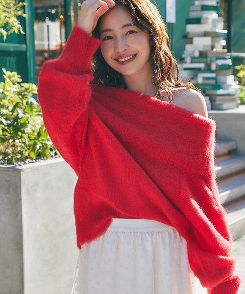 La boutique BonBon（ラブティックボンボン）の「【今すぐお届け！・最強モテニット】オフショルシャギーニット（ニット/セーター・レディース・グレー/ピンク/サックスブルー/レッド・FREE）」の4枚目の写真