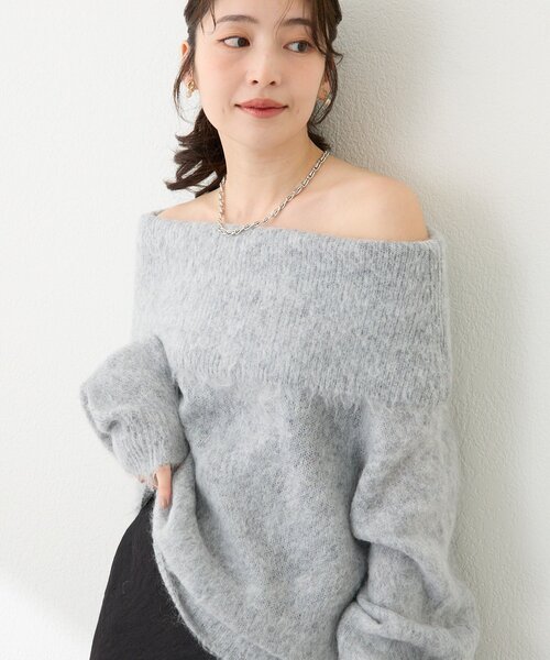 La boutique BonBon（ラブティックボンボン）の「【今すぐお届け！・最強モテニット】オフショルシャギーニット（ニット/セーター・レディース・グレー/ピンク/サックスブルー/レッド・FREE）」の5枚目の写真