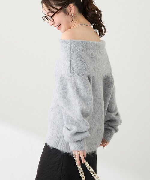 La boutique BonBon（ラブティックボンボン）の「【今すぐお届け！・最強モテニット】オフショルシャギーニット（ニット/セーター・レディース・グレー/ピンク/サックスブルー/レッド・FREE）」の8枚目の写真