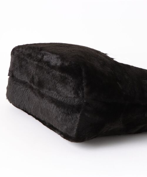 PUMA(プーマ)の「《PUMA》UP FAUX FUR ショッパー(トートバッグ・レディース・ブラック/グレー系その他・フリー)」の4枚目の写真