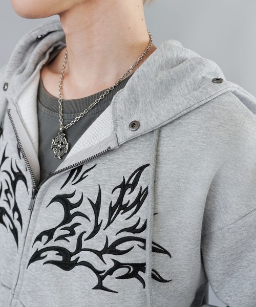 SPINNS(スピンズ)の「2WAY短丈ダブルジップパーカー/トライバルデザイン/フェイクファー取り外し可能(パーカー・メンズ・ブラック/杢グレー/ブラック系その他/ウッドランド・ONESIZE)」の12枚目の写真