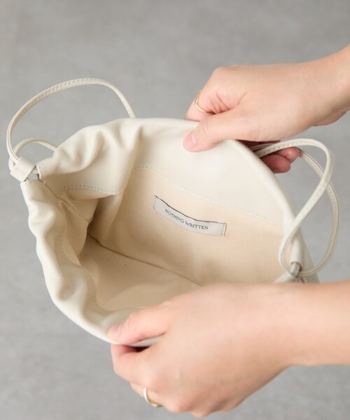 BEARDSLEY（ビアズリー）の「《NOTHING WRITTEN》レザー巾着バッグ（ハンドバッグ・レディース・ベージュ・FREE）」の5枚目の写真