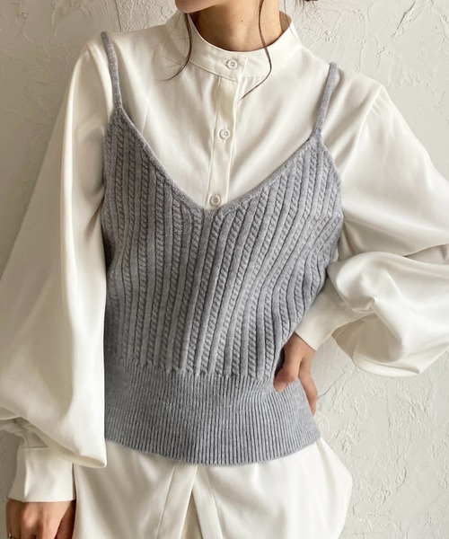 She's Closet（シーズクローゼット）の「ショート丈クロップドVネックミニケーブル編みニットビスチェキャミソール（ベスト・レディース・ブラウン/アイボリー/ブラック/グレー・FREE）」の3枚目の写真