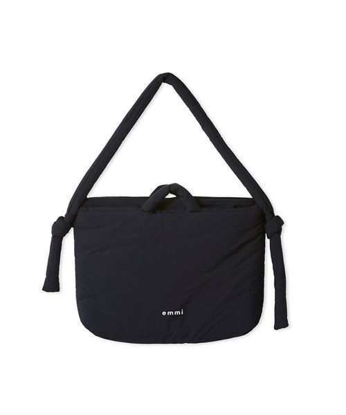 emmi（エミ）の「【限定カラーあり】ナイロンパディングバッグ（ショルダーバッグ・レディース・ブラウン/ピンク/ダークネイビー/イエロー/アイボリー/ライトブルー/シルバー/ブルー・F）」の5枚目の写真