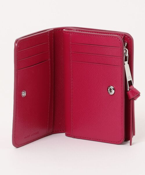 MARC JACOBS(マークジェイコブス)の「THE UTILITY SNAPSHOT MINI COMPACT WALLET/ザ ユティリティ スナップショット ミニ コンパクト ウォレット(財布・レディース・チェリーピンク・ONE SIZE)」の7枚目の写真