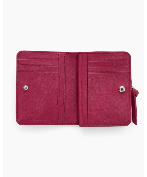 MARC JACOBS(マークジェイコブス)の「THE UTILITY SNAPSHOT MINI COMPACT WALLET/ザ ユティリティ スナップショット ミニ コンパクト ウォレット(財布・レディース・チェリーピンク・ONE SIZE)」の2枚目の写真