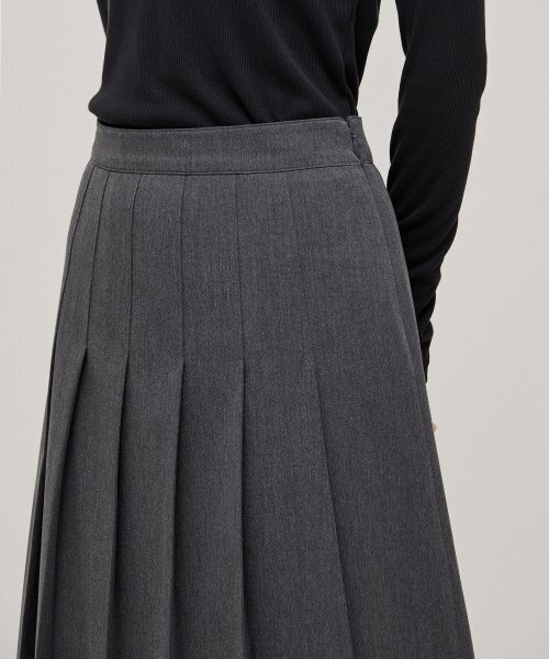 MUSINSA STANDARD WOMAN（ムシンサスタンダードウーマン）の「レディースプリーツミドル丈[ミディアムグレー]（スカート・レディース・グレー・X-SMALL/SMALL/MEDIUM/LARGE）」の4枚目の写真