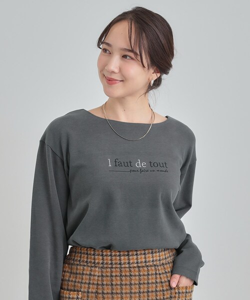 DRESKIP(ドレスキップ)の「【洗濯機可/S-LL】大人が着やすい小さめロゴ 刺繍ロンT(Tシャツ/カットソー・レディース・ボルドー/オフホワイト/チャコールグレー・01/02/03/04)」の8枚目の写真