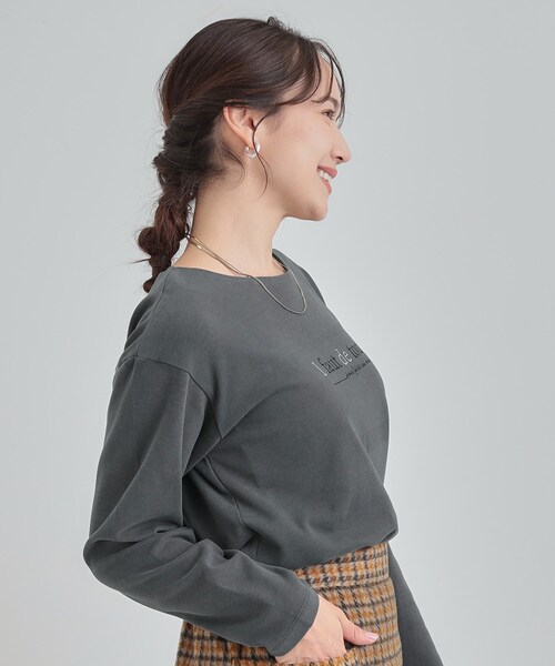 DRESKIP(ドレスキップ)の「【洗濯機可/S-LL】大人が着やすい小さめロゴ 刺繍ロンT(Tシャツ/カットソー・レディース・ボルドー/オフホワイト/チャコールグレー・01/02/03/04)」の9枚目の写真