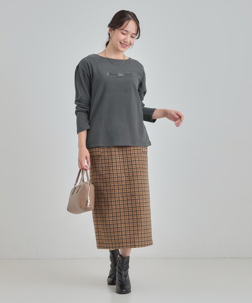 DRESKIP(ドレスキップ)の「【洗濯機可/S-LL】大人が着やすい小さめロゴ 刺繍ロンT(Tシャツ/カットソー・レディース・ボルドー/オフホワイト/チャコールグレー・01/02/03/04)」の10枚目の写真