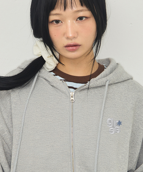 GRAVER（グレーバー）の「[ユニセックス]GRAE-S刺繍フードジップアップ_2カラー（パーカー・レディース・ブラック/杢グレー・MEDIUM/LARGE）」の4枚目の写真