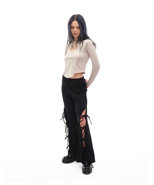 youthbath(ユースバース)の「CUT OUT SHIRRING LONG SLEEVE_CREAM(Tシャツ/カットソー・レディース・その他・SMALL/MEDIUM)」の4枚目の写真