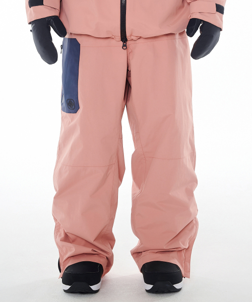 DOLL OUTERWEAR(ドラ アウターウェア)の「2425 クラーロ ボードウェアパンツ ピンク 男女共用(その他パンツ・レディース・その他・SMALL/MEDIUM/LARGE/X-LARGE/X-SMALL)」の1枚目の写真